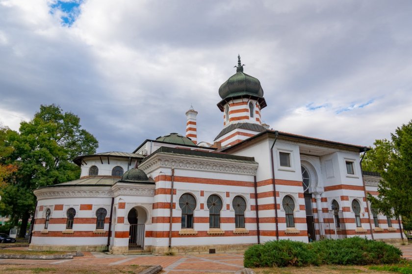 Емблематична сграда в Плевен грейва в златисто