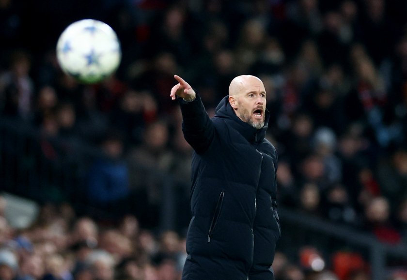 Феновете на Манчестър Юнайтед едва издържат представлението, което са принудени