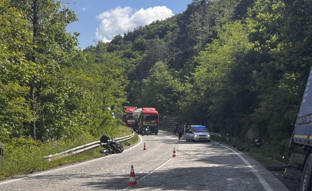 Катастрофа между лек автомобил и микробус в Прохода на Републиката,