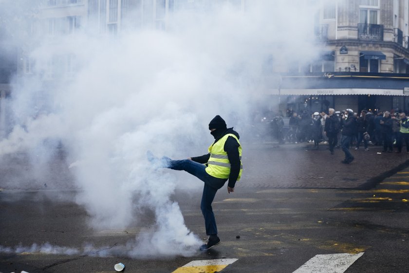 Жестоко меле с полицаи и "жълти жилетки" в Париж