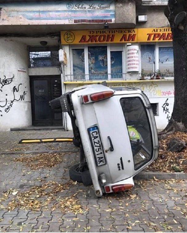 УНИКАЛНО! Вижте как паркираха трабант в центъра на София