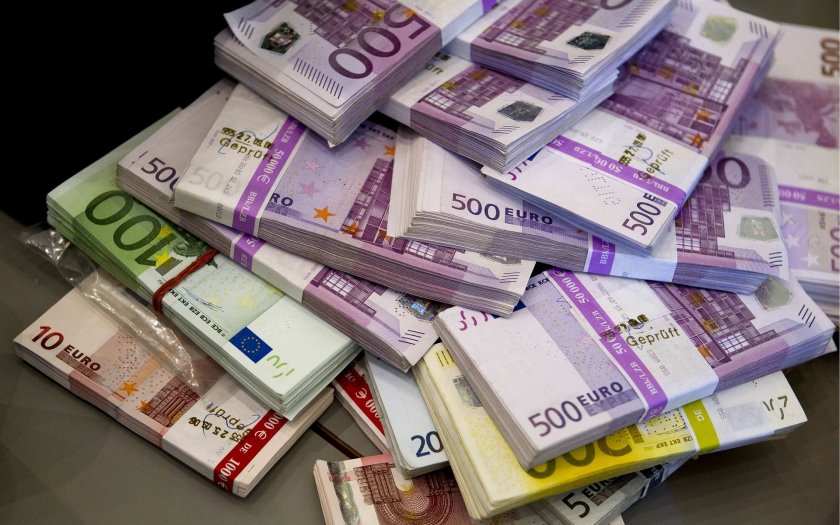 Митничари откриха 30 000 щатски долара и 2500 евро