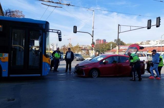 Катастрофа с автобус №60 и два леки автомобила затруднява движението