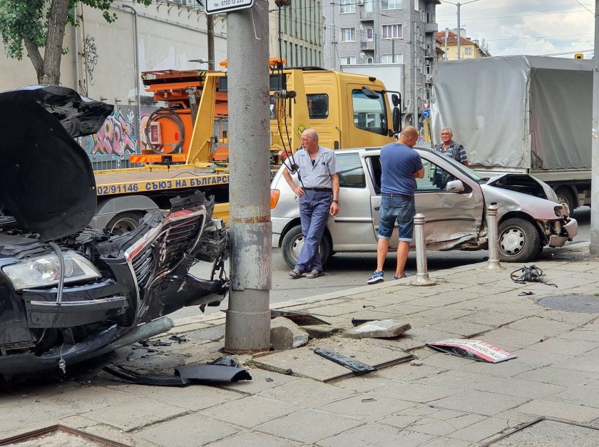 Шофьор се заби в стълб и загина на място във Варна