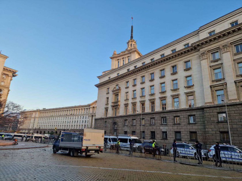 Заради протестите: Полицията затвори бул. "Цар Освободител" от ул. "Раковска" 