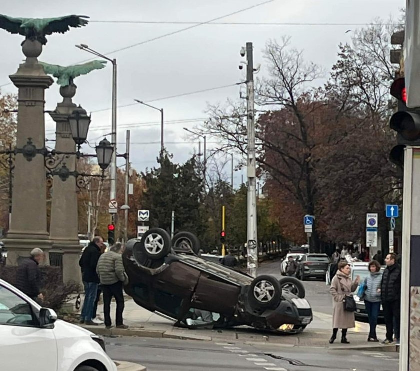 Кола по таван на "Орлов мост" в столицата (СНИМКИ)