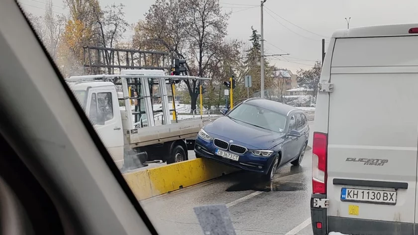 БМВ се качи върху бетонните ограждения на булевард „Никола Мушанов“