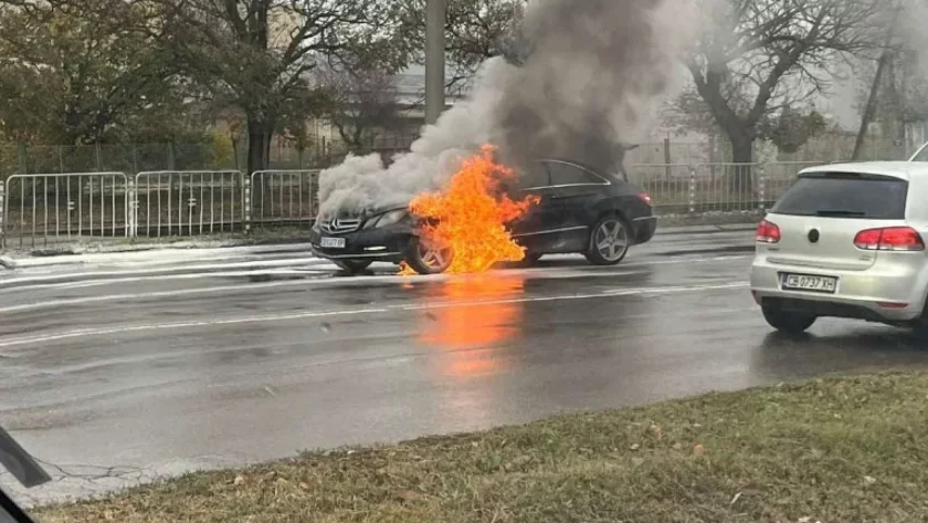 Мерцедес се запали на бул. "Рожен" в София