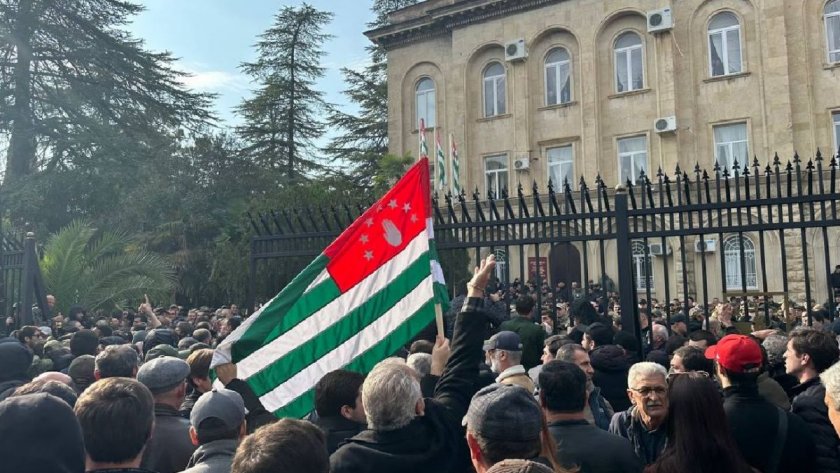 Протестиращи превзеха парламента в Абхазия 