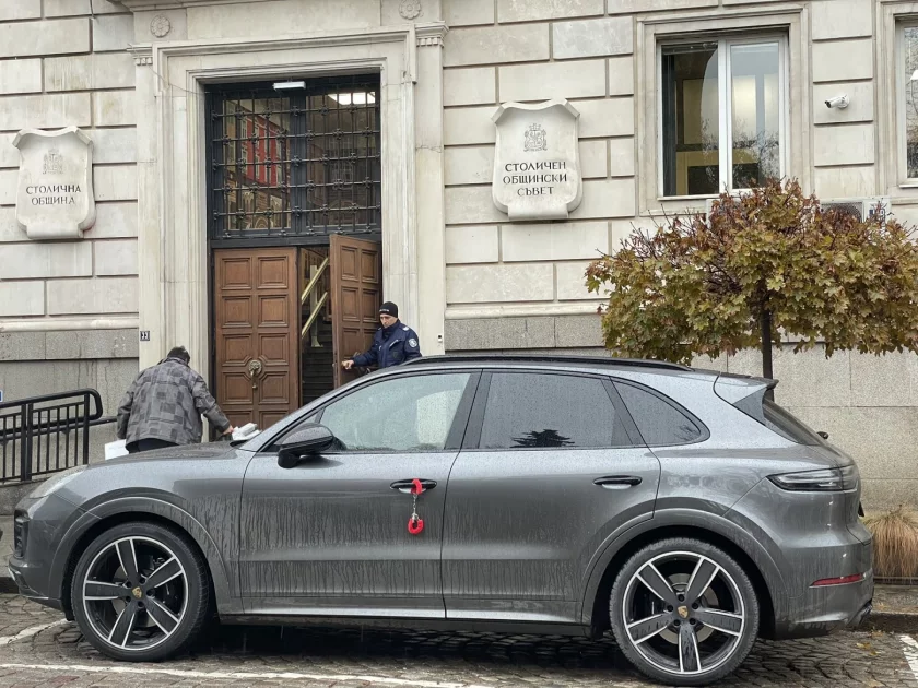 Граждани от столичната ул. Опълченска закопчаха джипа на кмета на