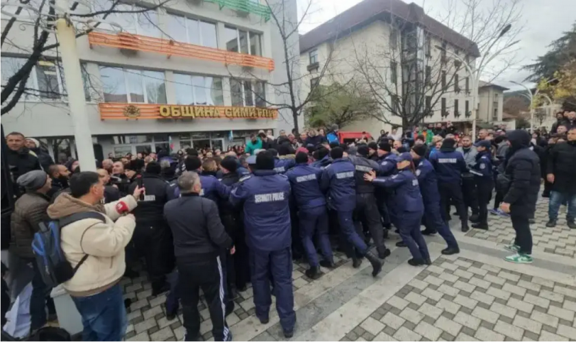 Напрежение в Симитли: Противници и фенове на кмета почти стигнаха до бой 