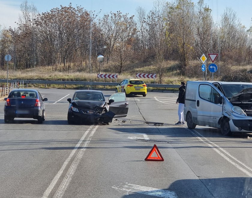 Кола и микробус се удариха в близост до летище София (СНИМКИ)