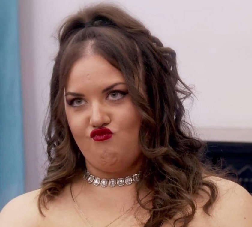 Дебеланата Веселка не спира да развява голите си телеса в