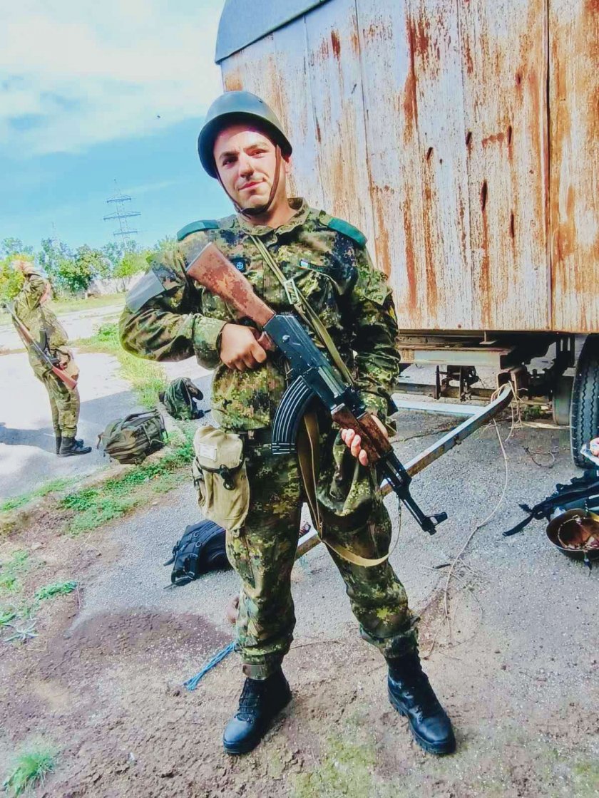 Станислав Христов е на 37 години от София. Той е