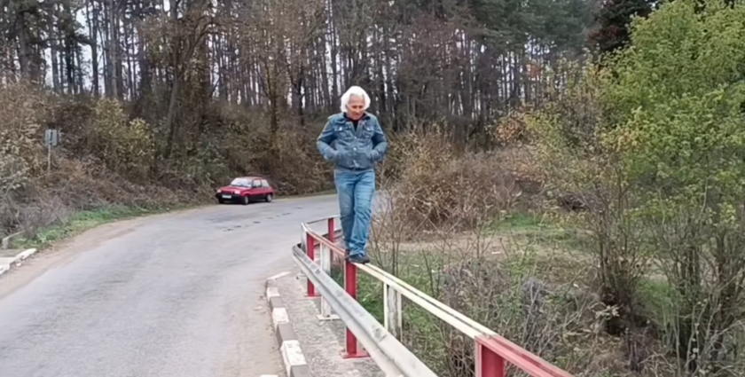 Чичо на 65 години събира погледите на минувачите, като минава
