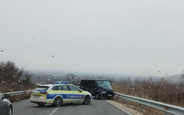 Кола и бус се сблъскаха на пътя Пазарджик-Пещера, мъж и жена пострадаха (СНИМКИ)