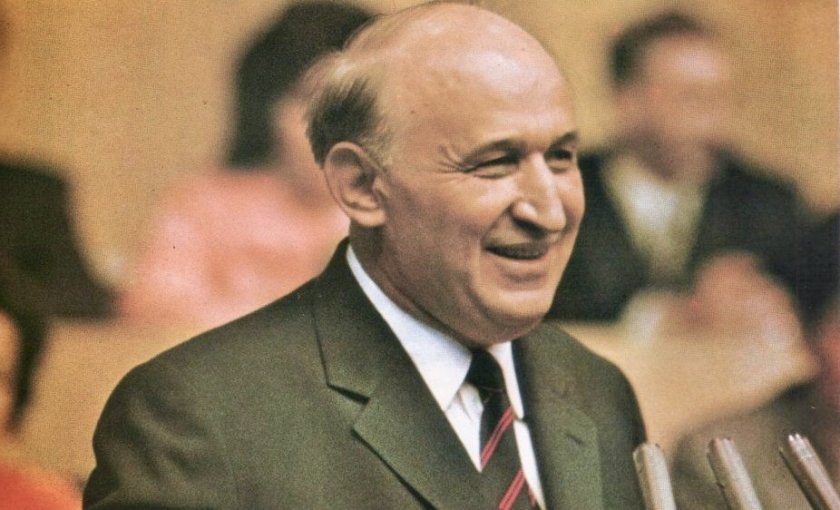 Тодор Живков (1911–1998) е български политик и държавник, който ръководи