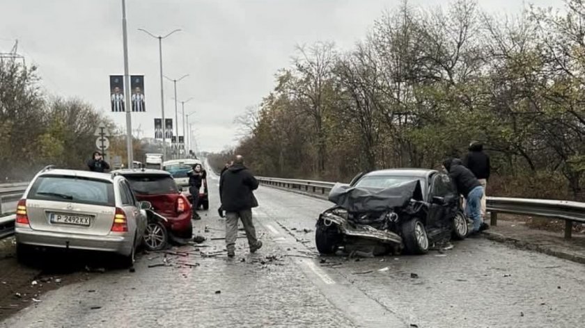 Верижна катастрофа затвори движението по международен булевард в Русе