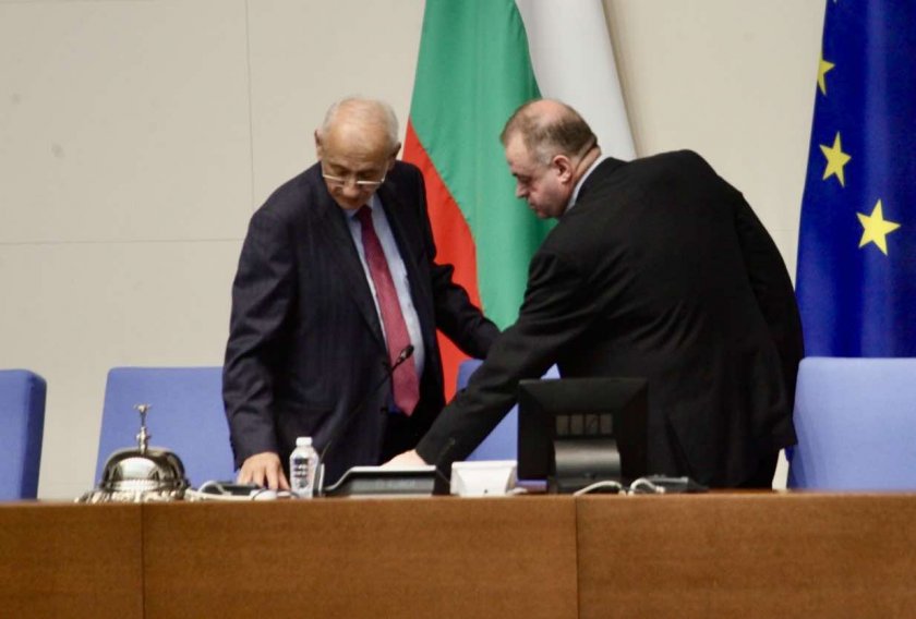 И при осмия нелеп опит да изберат председател на парламента,