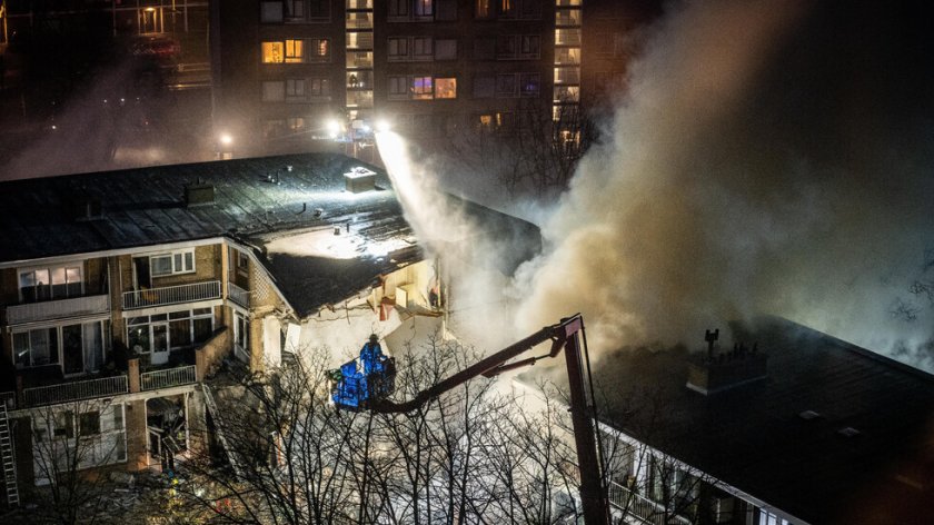 Триетажен жилищен блок в Хага се срути след експлозия и