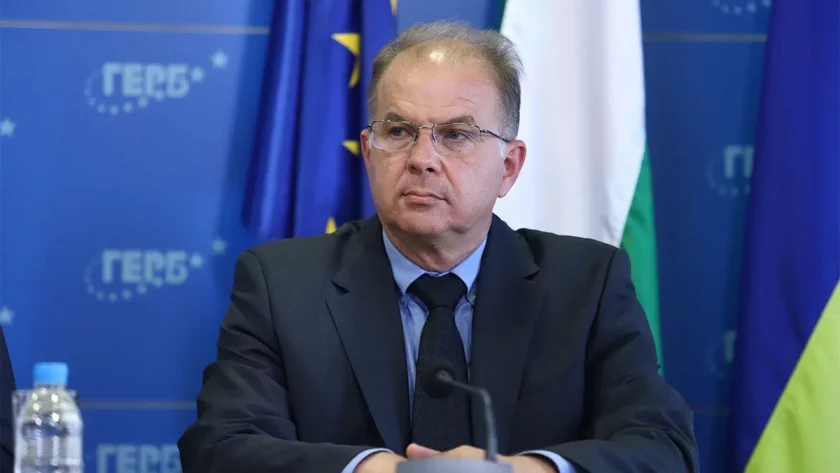 Всичко в последните дни прилича на шеги. Хората в парламента