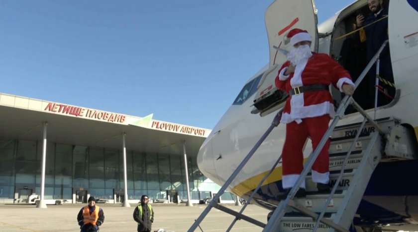 Дядо Коледа кацна със самолет в Пловдив