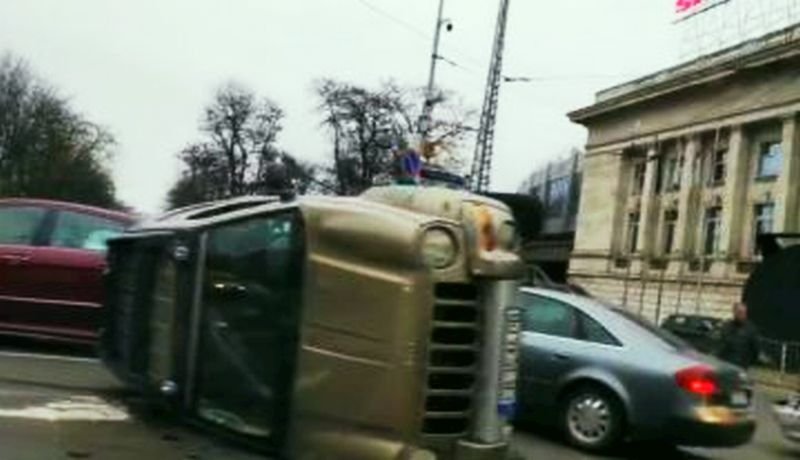 Джип се преобърна до стадион "Васил Левски"