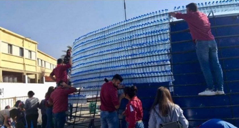 В Ливан правят гигантско коледно дърво от пластмасови бутилки
