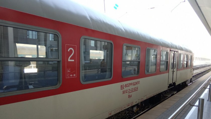 БДЖ отмени влак и не осигури алтернативен транспорт