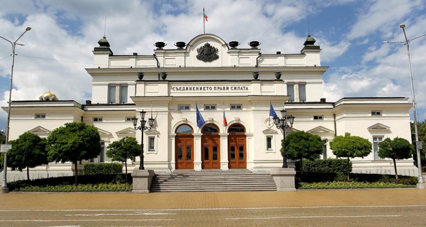 Парламентът заседава извънредно на 3 декември