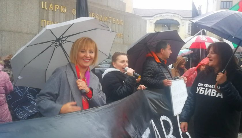 Манолова сваля Симеонов от шефския пост в НС на майчин протест 