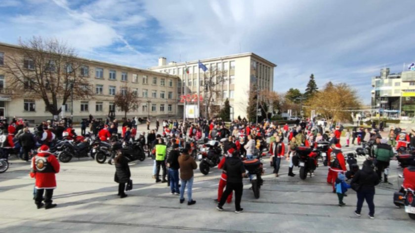 Мотористи в облекло на Дядо Коледа събират пари за 12-годишно момиче 