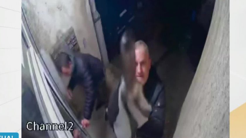 Злосторници с чук, ножове и чадър прекъснаха интернета на цял вход
