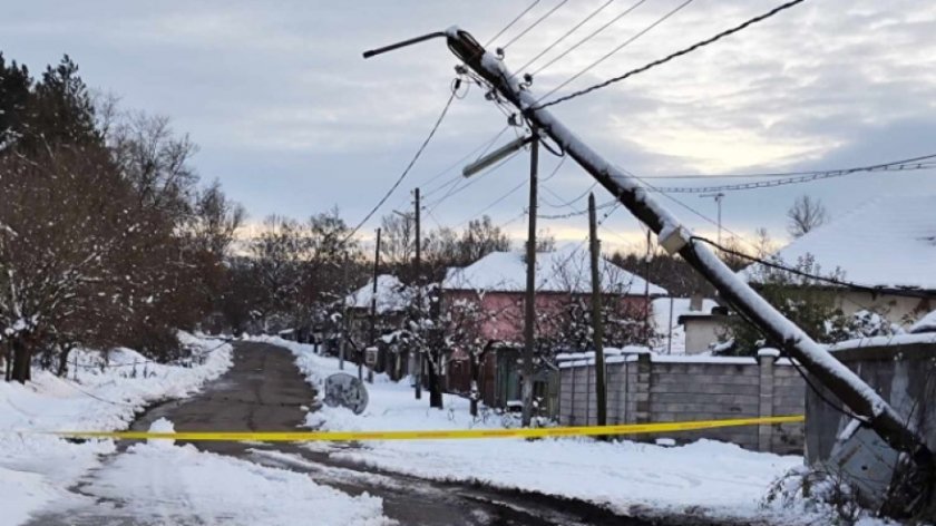 Заради обилния снеговалеж, от вчера без ток са жители на