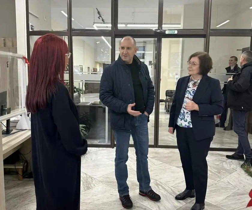 Президентът Румен Радев неочаквано дойде в Троян, за да се