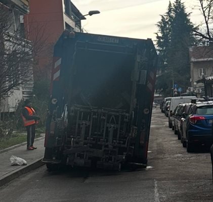 Боклукчийски камион пропадна в улична дупка в столичния квартал Изток,