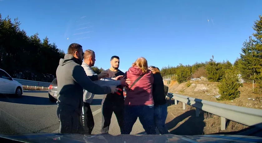 Видео от зрелищен екшън и женски бой на магистрала Тракия“