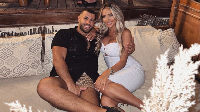 Позиращи един до друг, с усмивки и с текст, включващ