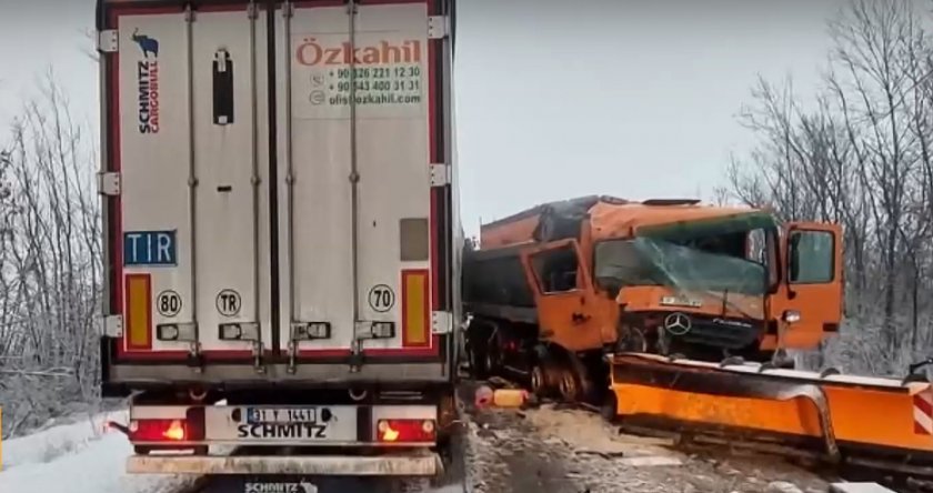 Турски тир е ударил снегорин и пътят Русе - Бяла