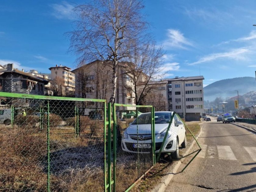 Шофьор се заби в ограда в Смолян и издъхна (СНИМКИ)