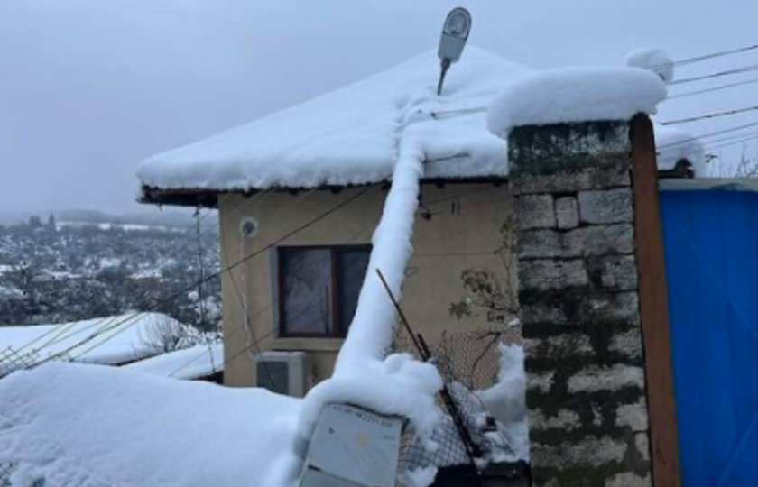 Пети ден продължават проблемите с тока в десетки населени места,