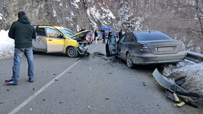 Заспал шофьор на такси е причинил тежката катастрофа на пътя за Пампорово