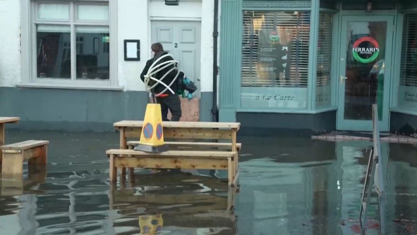 ТРЕВОГА: Англия е под вода