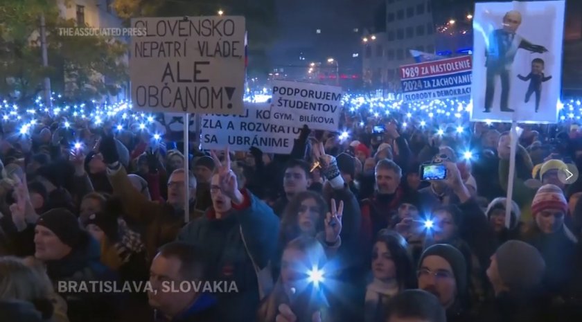 Хиляди граждани на Братислава протестираха снощи срещу премиера Роберт Фицо