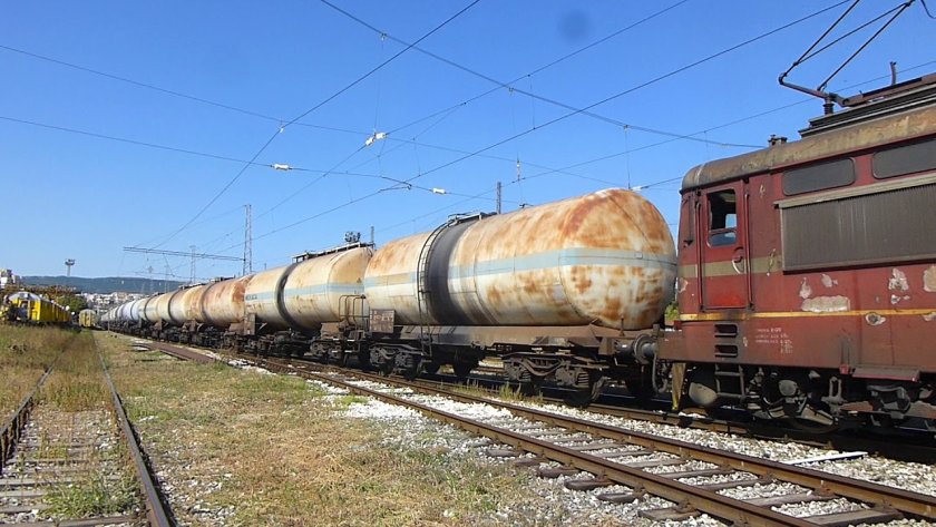 Два товарни влака са се ударили челно край София.Сигналът е