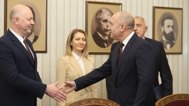 Президентът Румен Радев връчва първия проучвателен мандат за съставяне на