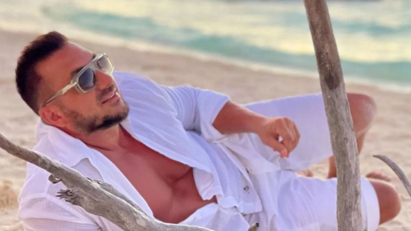 Коцето си намери нов другар по чашка. Това се случи