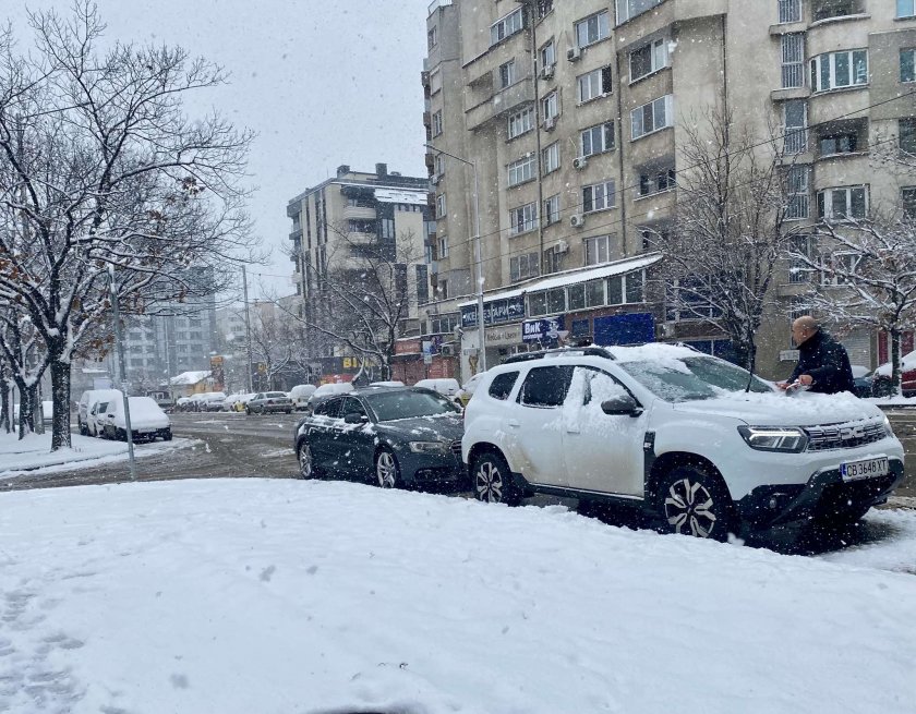 София осъмна чиста и бяла...почти (СНИМКИ)