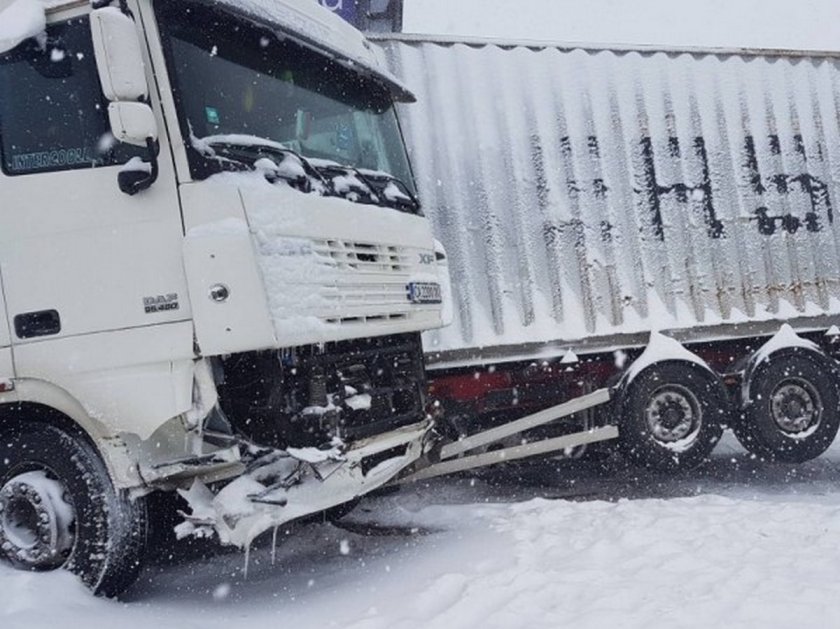 Камион се обърна на пътя Русе-Бяла и блокира трафика с часове