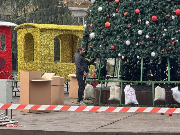 Премахват новогодишната украса в Пловдив